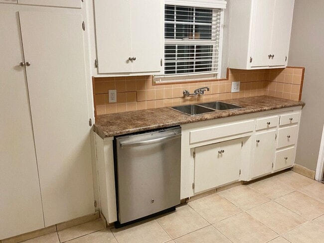 Building Photo - Nice Neighborhood North Long Beach 2 bd 1 ...