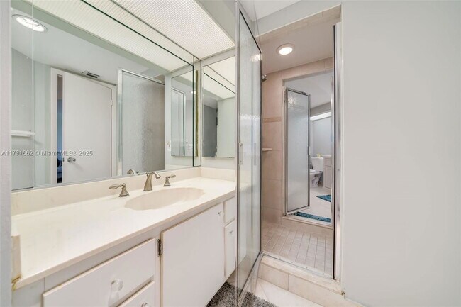 Building Photo - 7400 Radice Ct