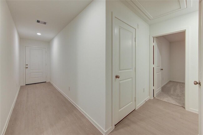 Building Photo - 1610 Birch Wood Dr