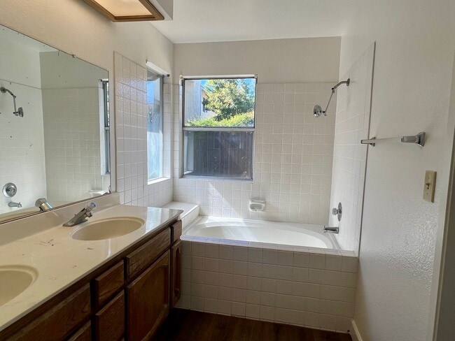 Building Photo - Charming 3 Bedroom 2 Bath Home in Elk Grov...