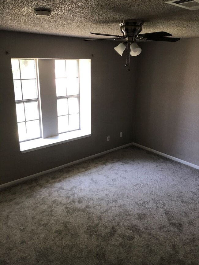 Building Photo - Hewitt Texas 3 Bedroom
