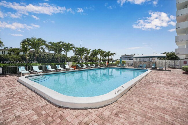 Building Photo - 401 Golden Isles Dr