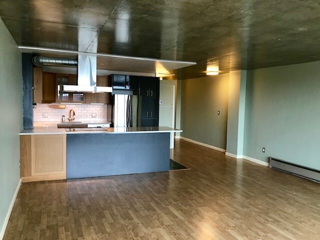 Building Photo - Modern 1 Bedroom in Lower Queen Anne