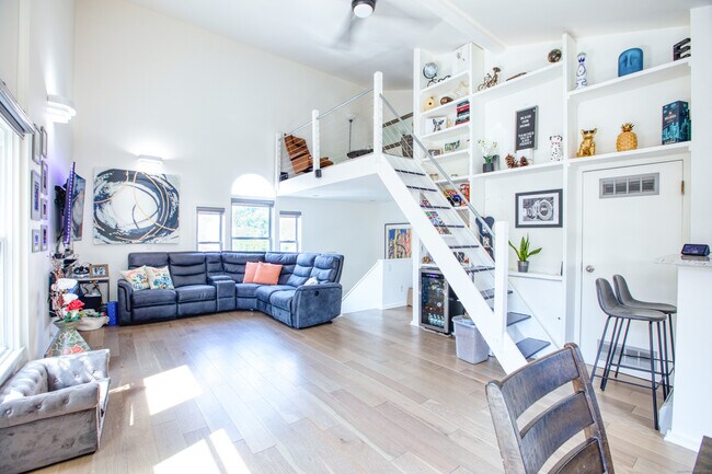 Primary Photo - 32 Pine St