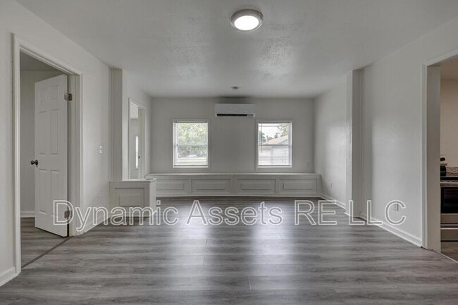 Building Photo - 208 E Park St