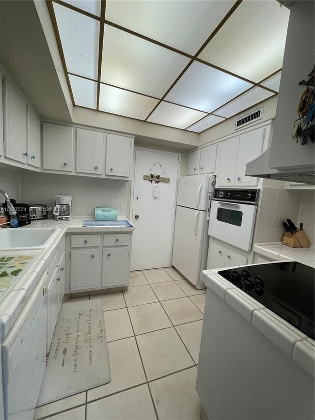 Building Photo - 3505 S Ocean Dr