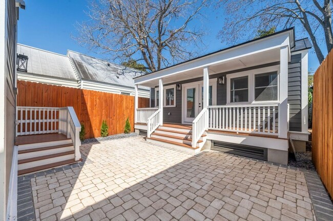 Building Photo - Tastefully Renovated Downtown Charleston Home