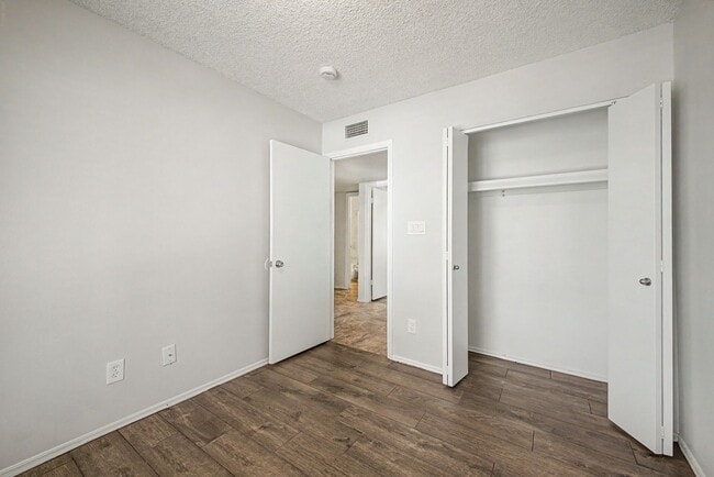 Building Photo - Beautiful 3 Bedroom Home with Large Grass Yard