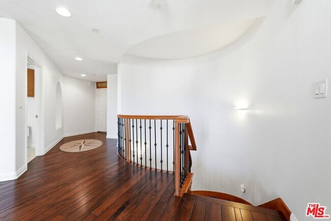 Building Photo - 5831 Seawalk Dr