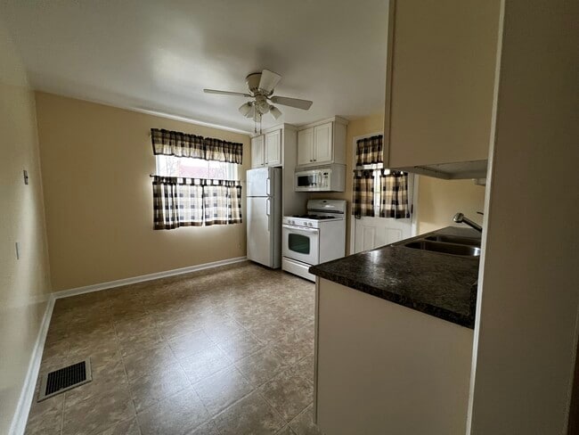 Building Photo - 463 Leath Ave