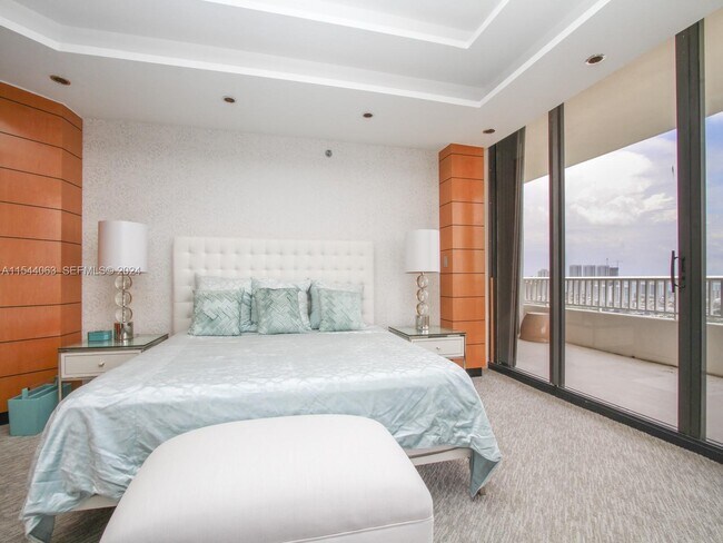 Building Photo - 2000 Island Blvd