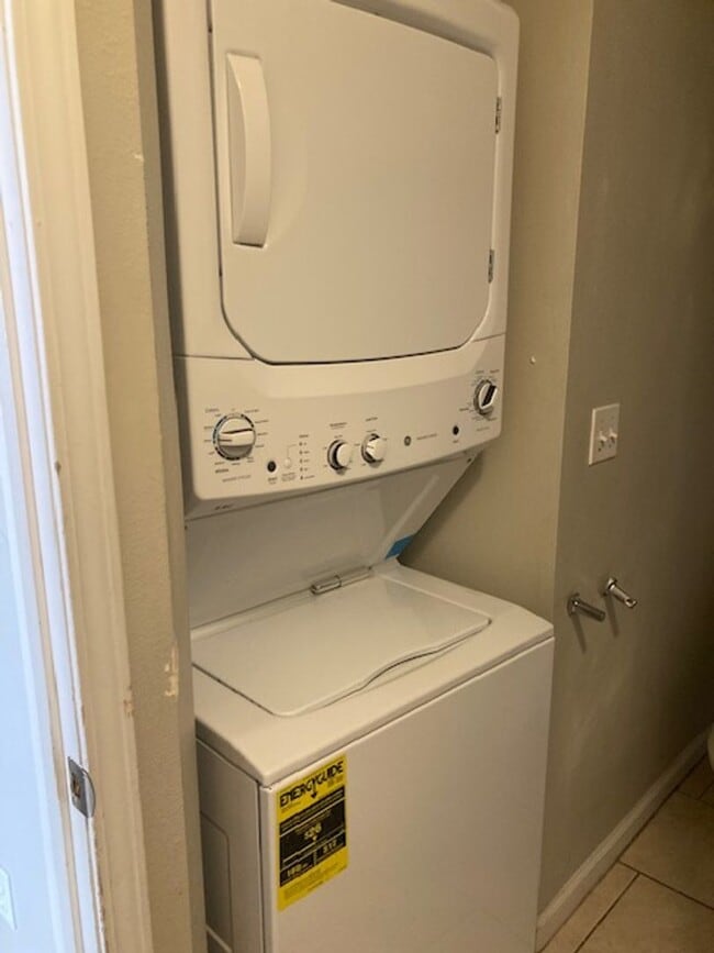 Building Photo - 3 Bedroom Gulfport Townhouse