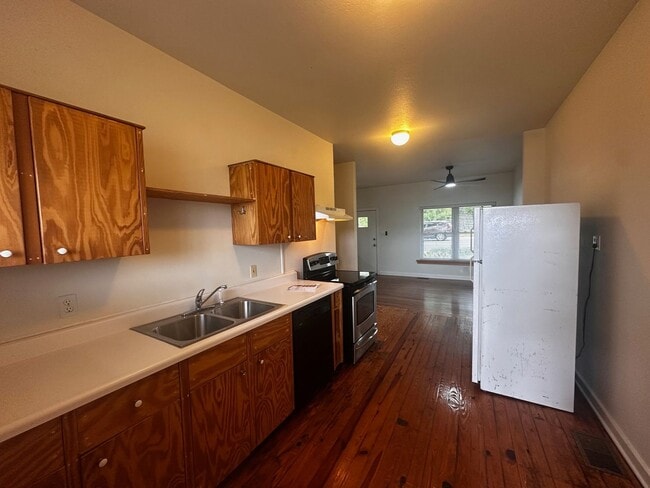 Building Photo - 1534 S Gadsden St