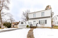 Building Photo - 3 Lakeview Dr