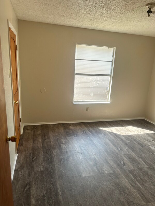 Building Photo - 112 E Crest Dr