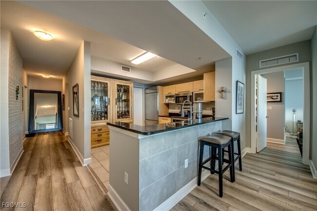 Building Photo - 3000 Oasis Grand Blvd