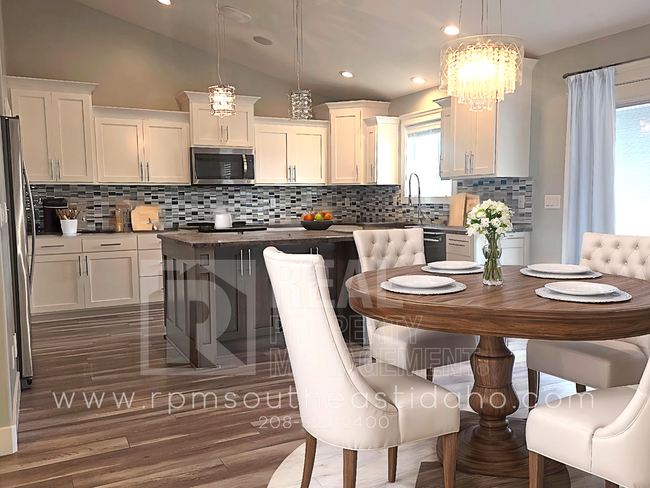 Building Photo - Gorgeous 6 Bedroom, 3 Bathroom Home in Mountain Bend in Ammon - By Real Property Management