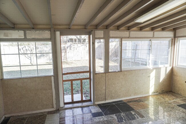 Building Photo - Universal City 3 Bedroom, 2 Bath, Single Story