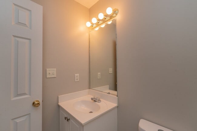 Building Photo - $1750 - Updated 3 bed/3 bath house conveni...