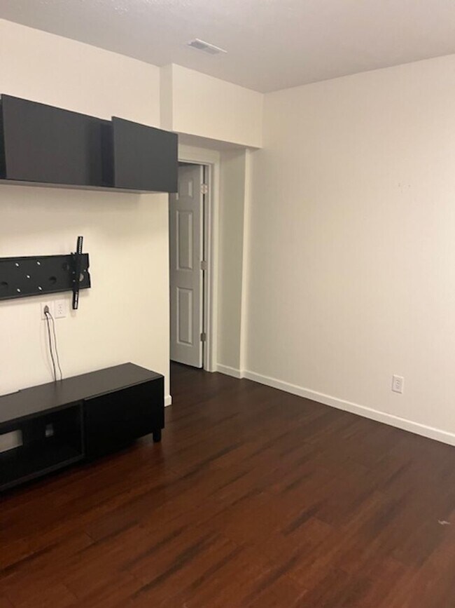Building Photo - Modern Townhome with Finished Basement & G...