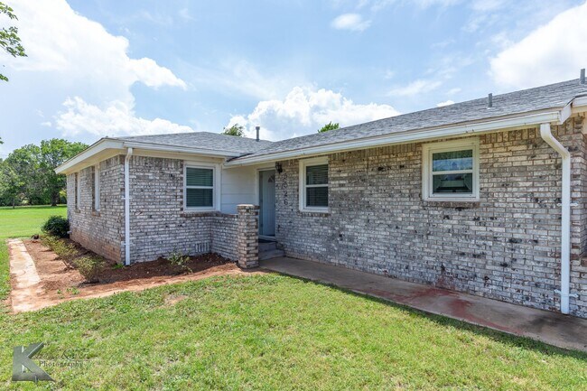 Building Photo - 4 BED, 2 BATH, 2 CAR GARAGE!