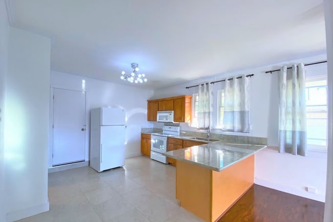 Building Photo - Kaimuki Single-Family Home – 3 Beds 2 Baths, Utilities + AC Included, No Pets