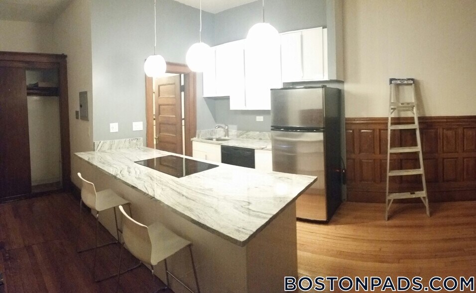 Building Photo - 849 Beacon St