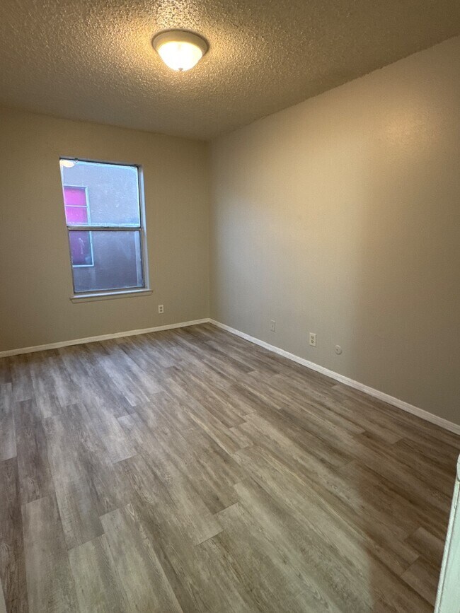 Building Photo - 928 San Pedro Dr SE