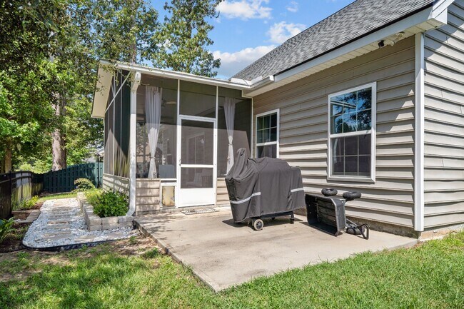 Building Photo - Relax by the Water – 4BR Home with Pond Views in Creekside
