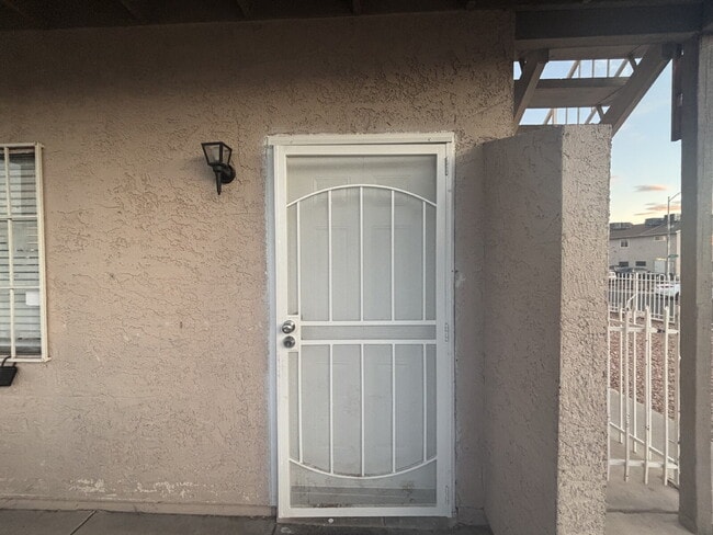 Building Photo - Updated Unit with Vinyl Floors & Stainless...