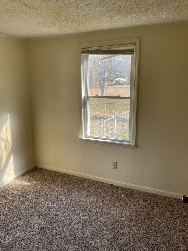 Building Photo - 2 Bedroom 1 Bath Located of Fire Tower Road