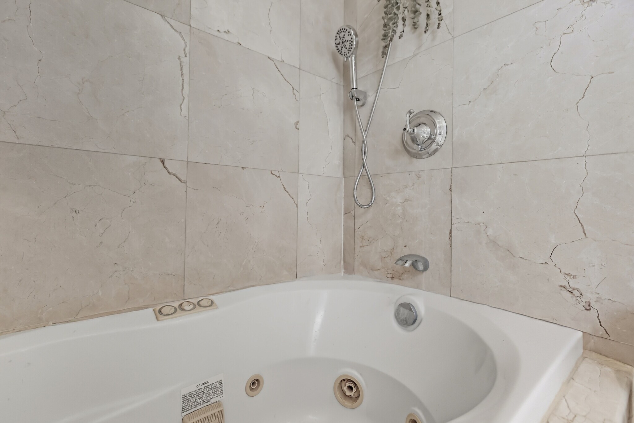 SHOWER WITH TUB - 5001 Collins Ave