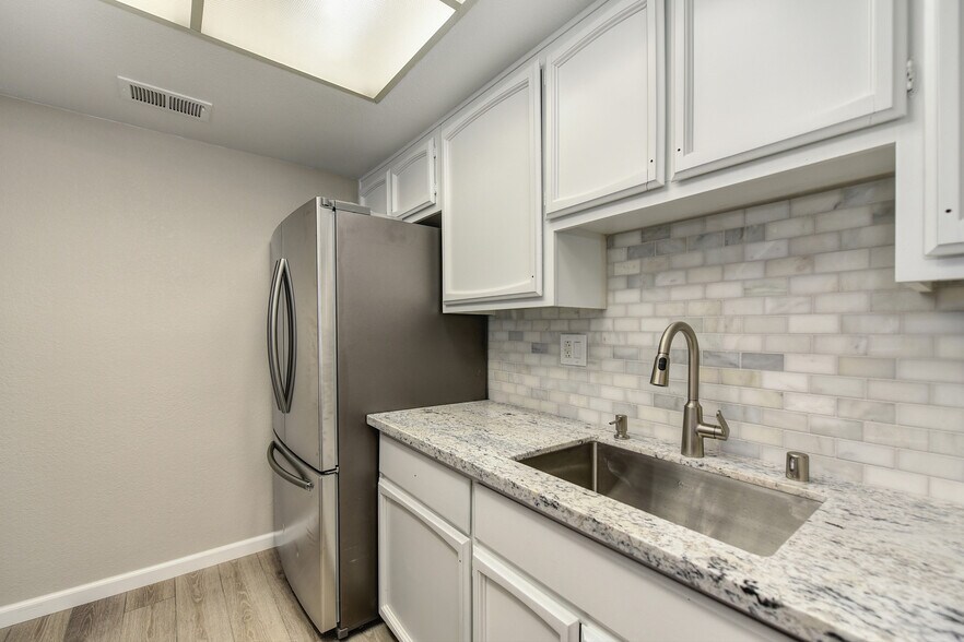 Kitchen Area / Appliances - 6933 Trovita Way
