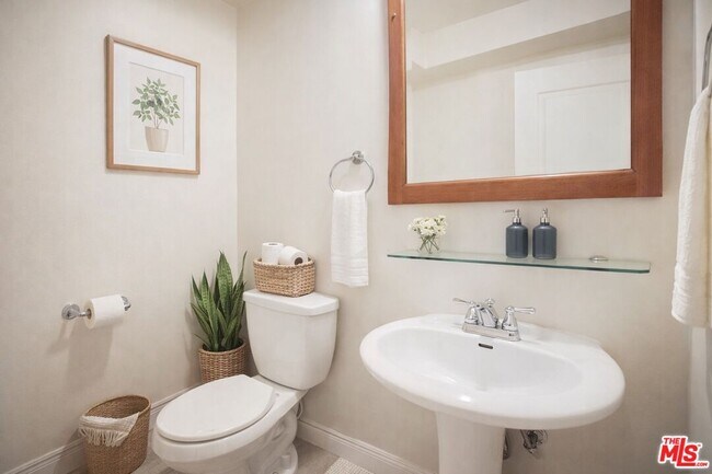 Building Photo - 1154 S Barrington Ave