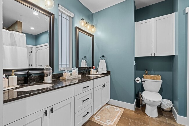 Building Photo - This luxurious townhouse on Cherry St.