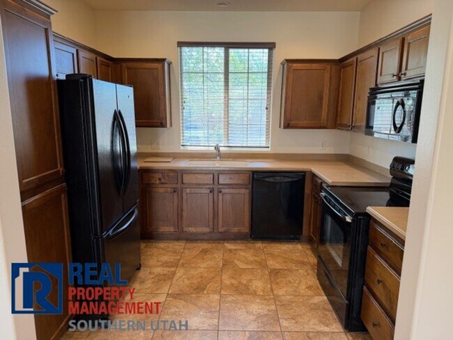 Building Photo - Beautiful Coral Canyon Home