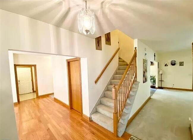 Building Photo - 1556 Shagbark St