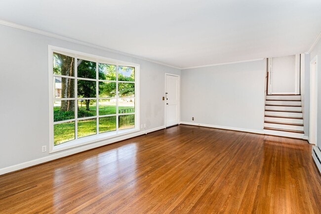 Building Photo - Affordable in Oak Hill/Green Hills - Now Available!