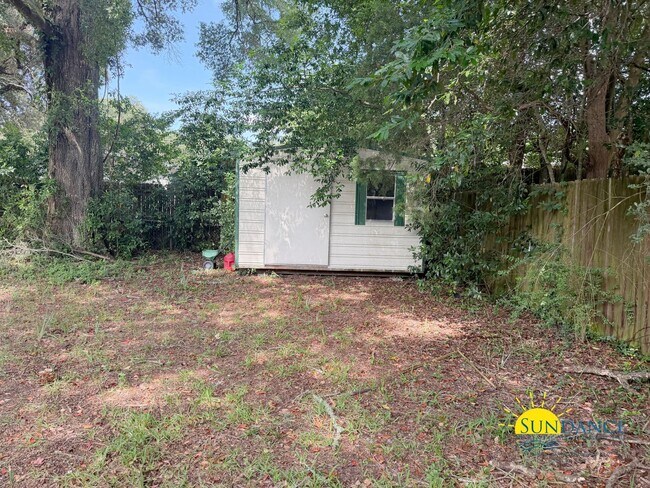 Building Photo - Great 3 Bedroom Home in Fort Walton Beach with Solar Panels-Near Hurlburt Field!
