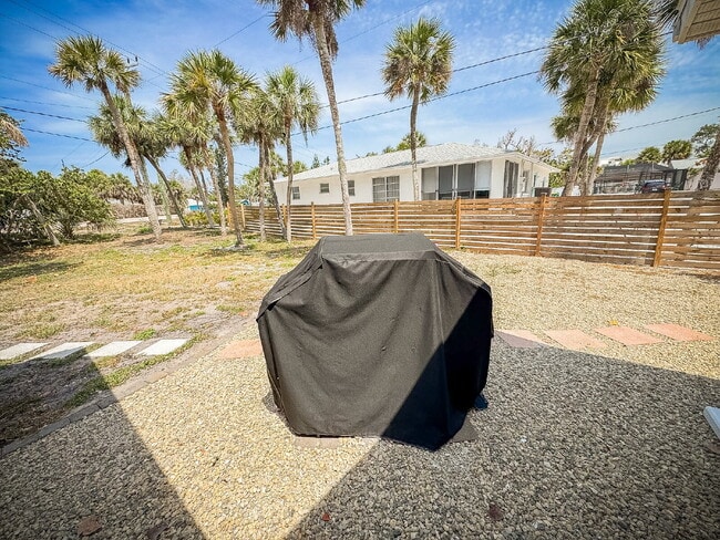 Building Photo - Beach Island Home! Manasota Key! Beach access across the street.