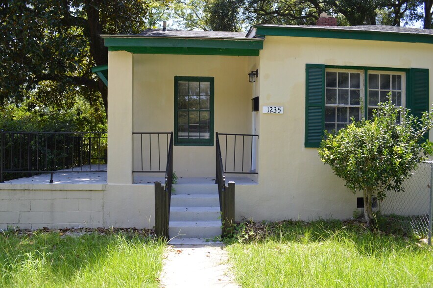 Building Photo - 1235 E 55th St