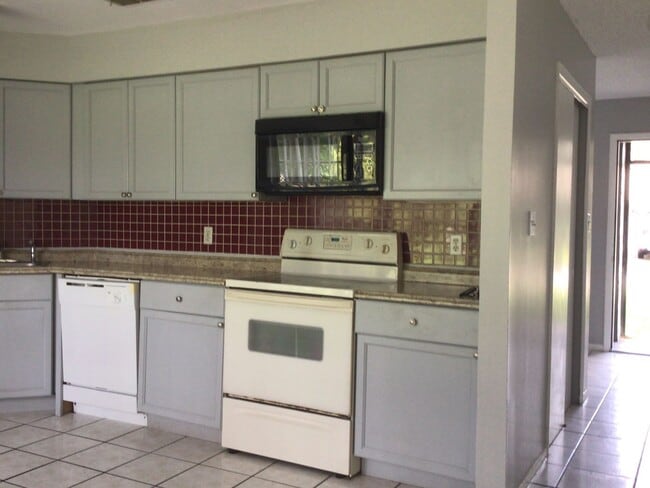 Building Photo - 1-Story Home.. 4 bedroom 2 bath home