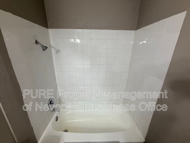 Building Photo - 1405 E Vegas Valley Dr