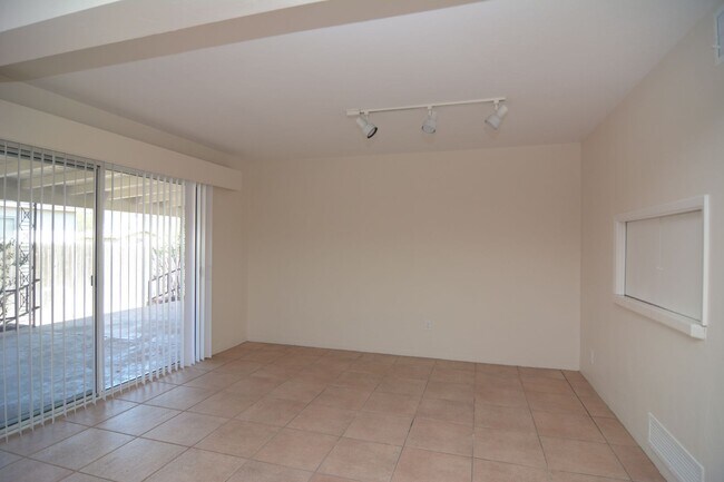 Building Photo - 6 Bedroom 3 Bath Home! Walking distance to University!