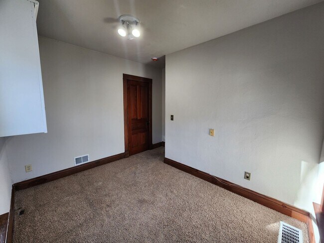 Building Photo - Spacious 3 Bedroom 1.5 Bathroom Home