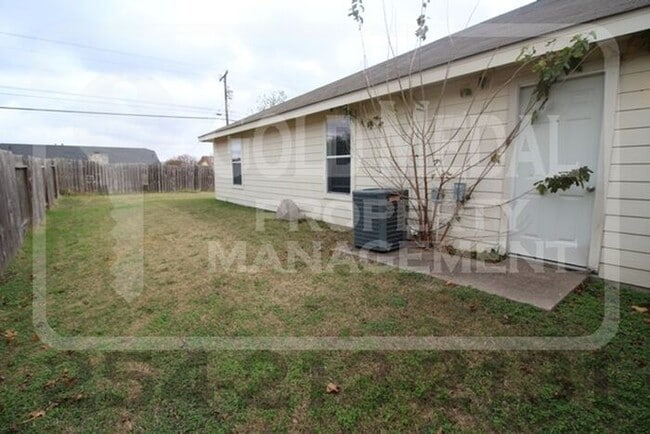 Building Photo - 4003 Cambridge Dr