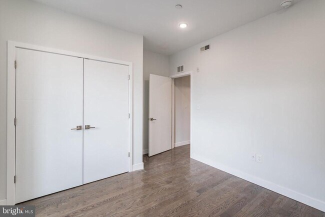 Building Photo - 627 W Oxford St