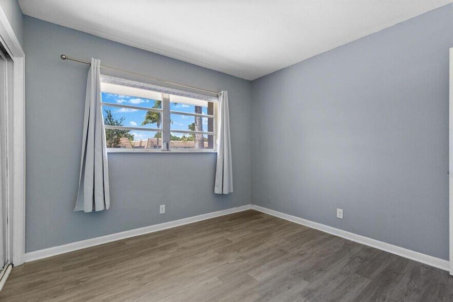 Building Photo - 8406 W Sample Rd