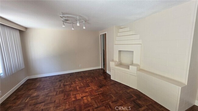 Building Photo - 6034 S Kings Rd