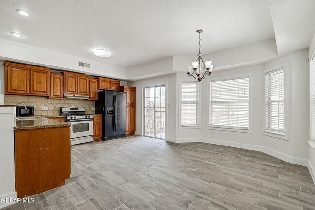 Building Photo - 7235 Royal Arms Dr